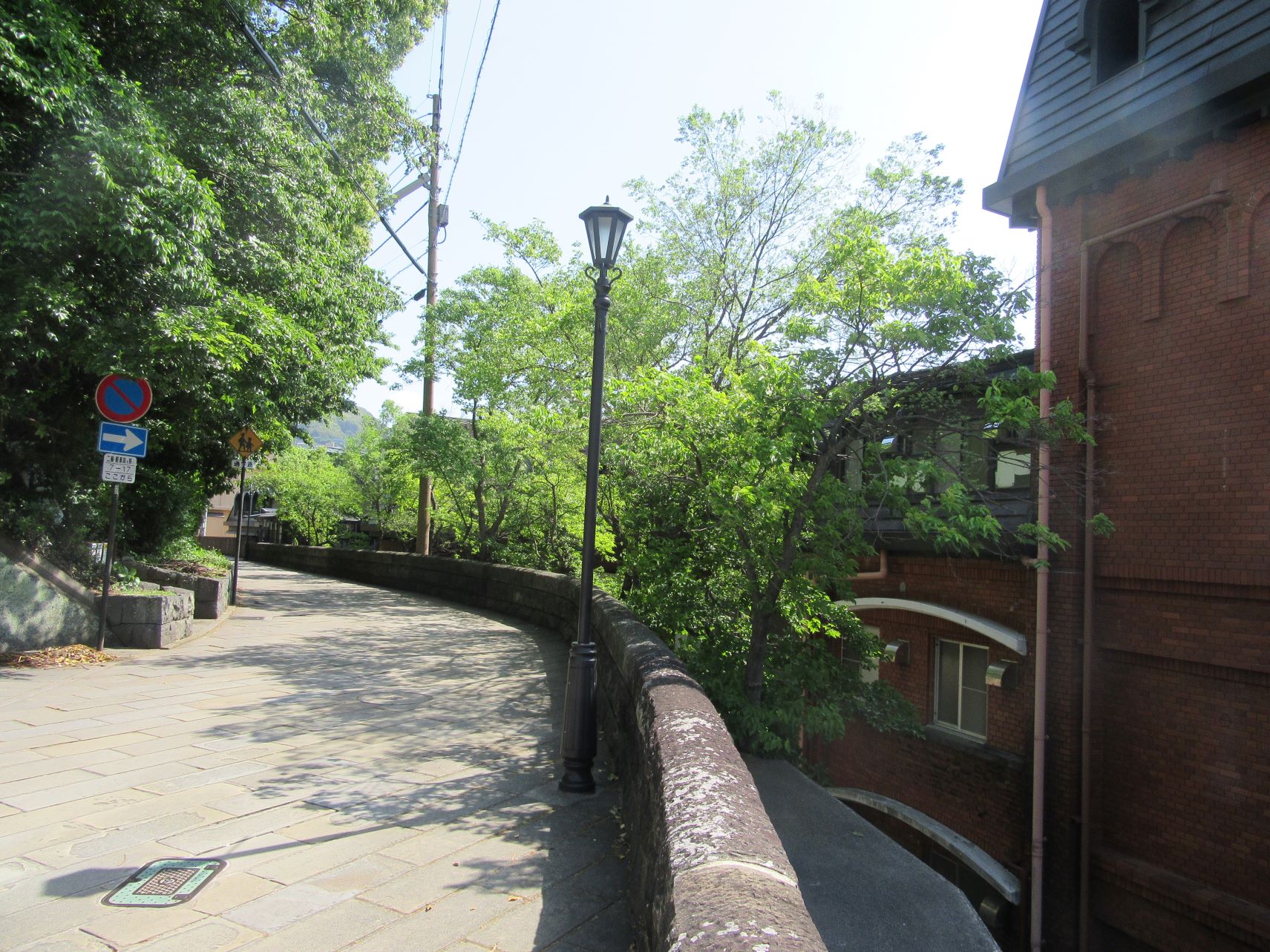 長崎県長崎市・オランダ坂通りの和洋折衷の風景。