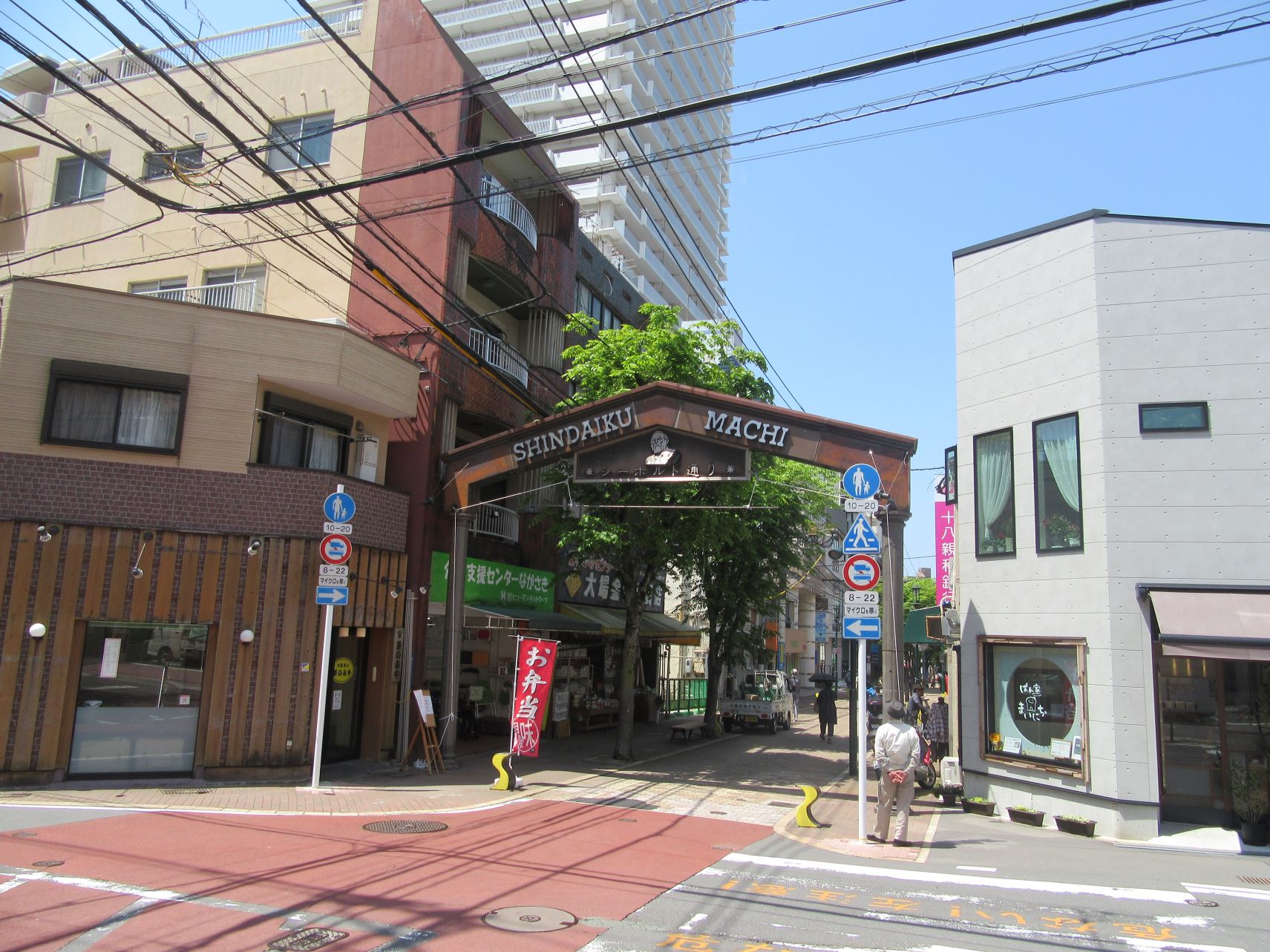 長崎県長崎市新大工町・シーボルト通りの門。