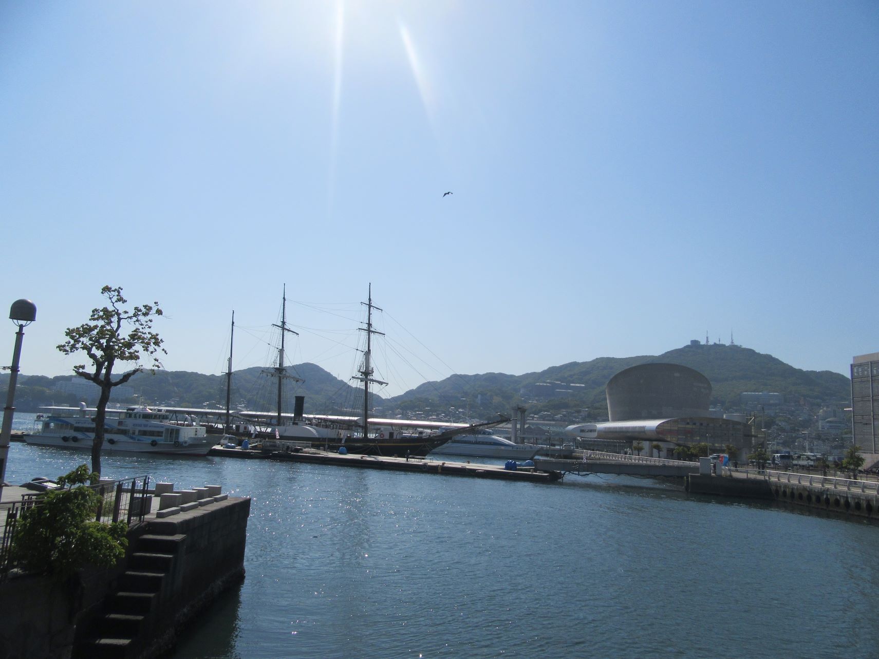 長崎県長崎市・大波止のターミナルと、帆船と思われる船。