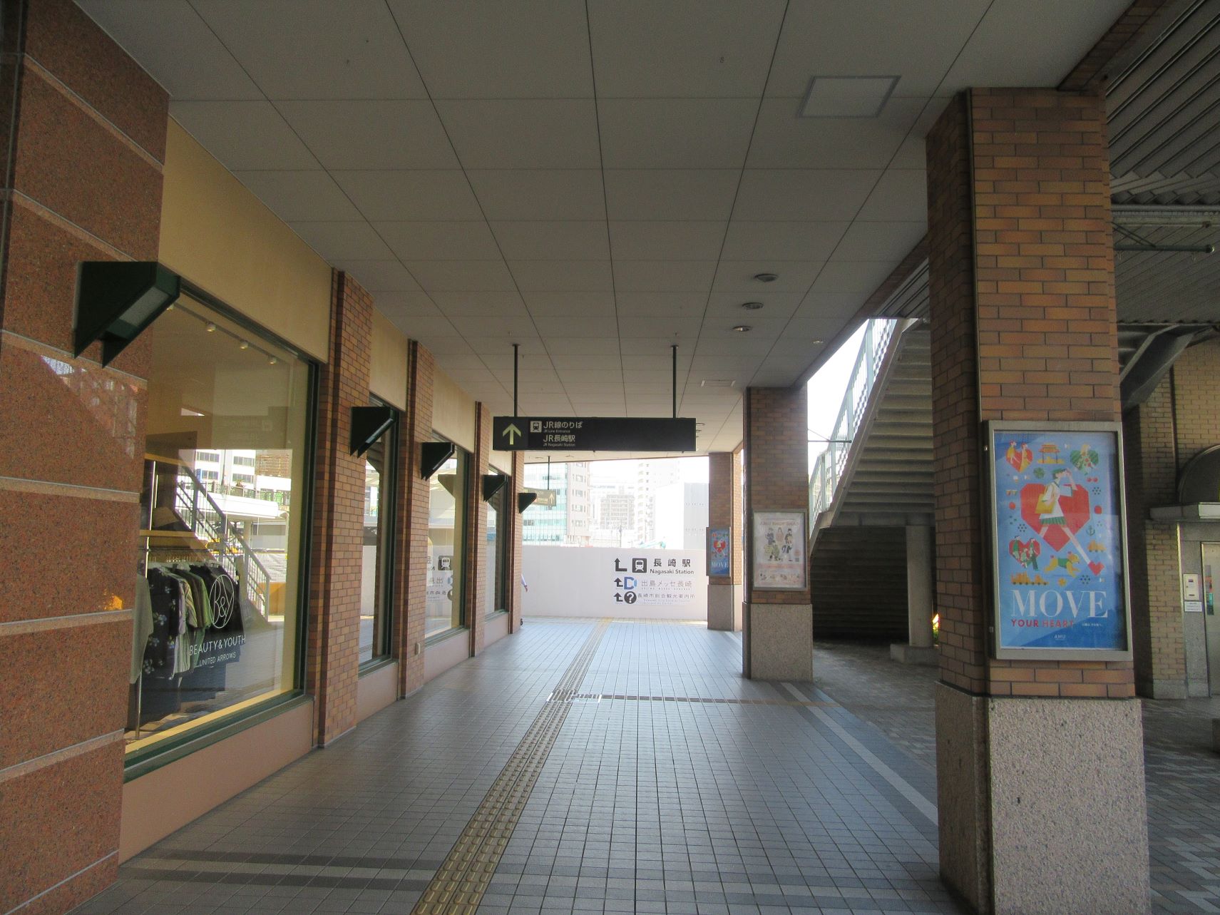 長崎県長崎市・長崎駅へと向かう道。
