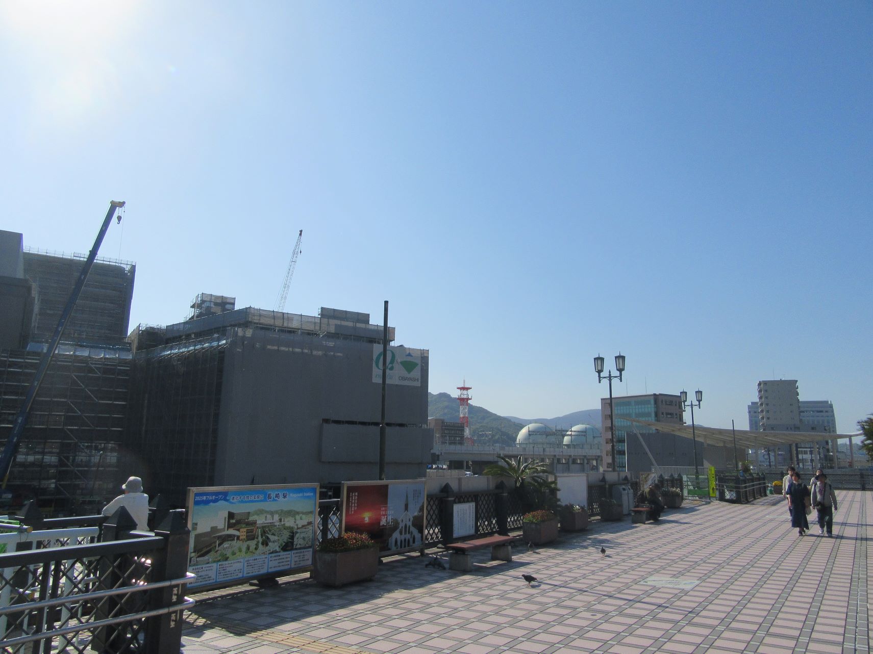 長崎駅前高架広場から撮影した、長崎駅の再開発の様子。