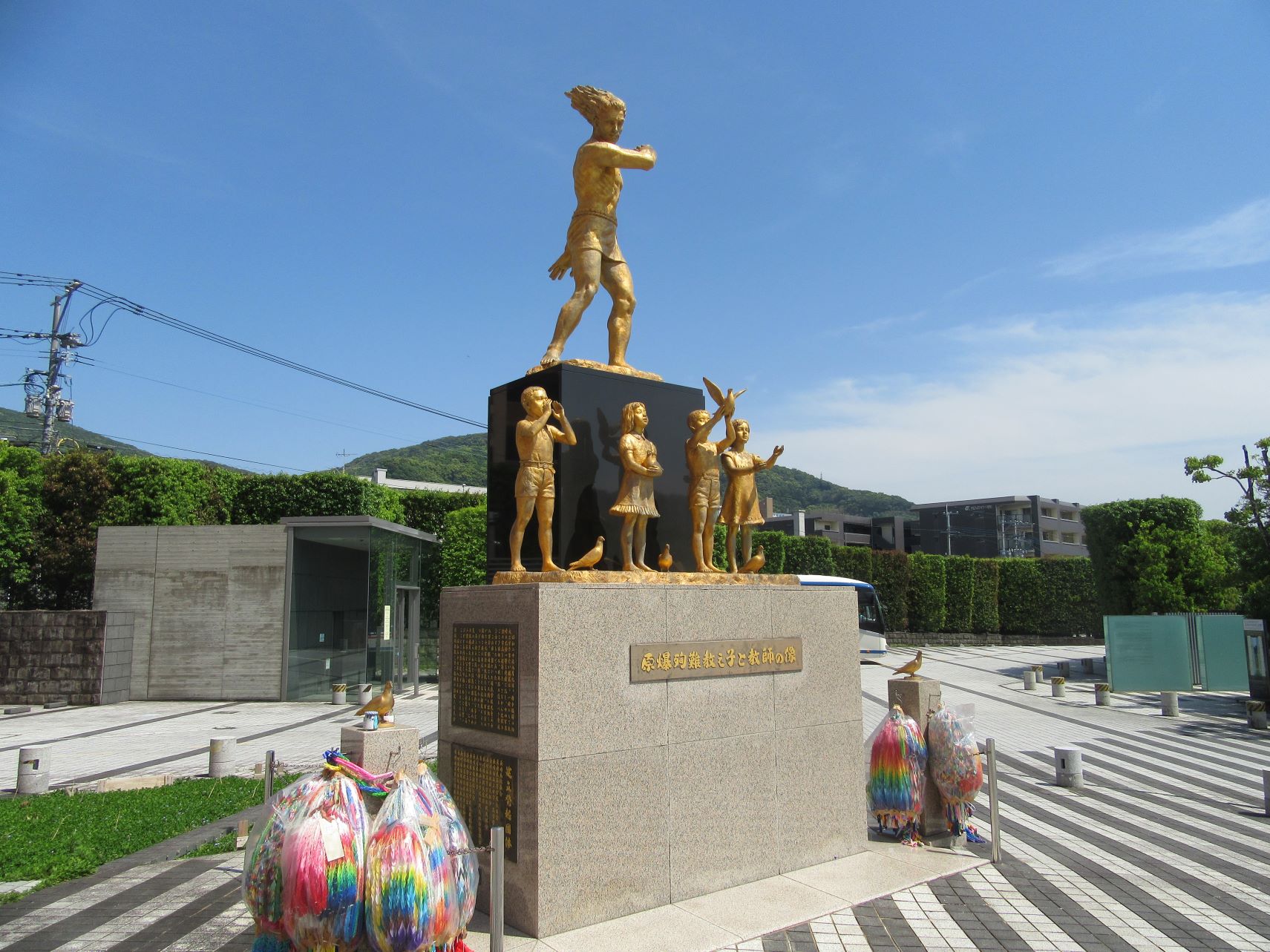 長崎市にある、原爆殉難教え子と教師の像。