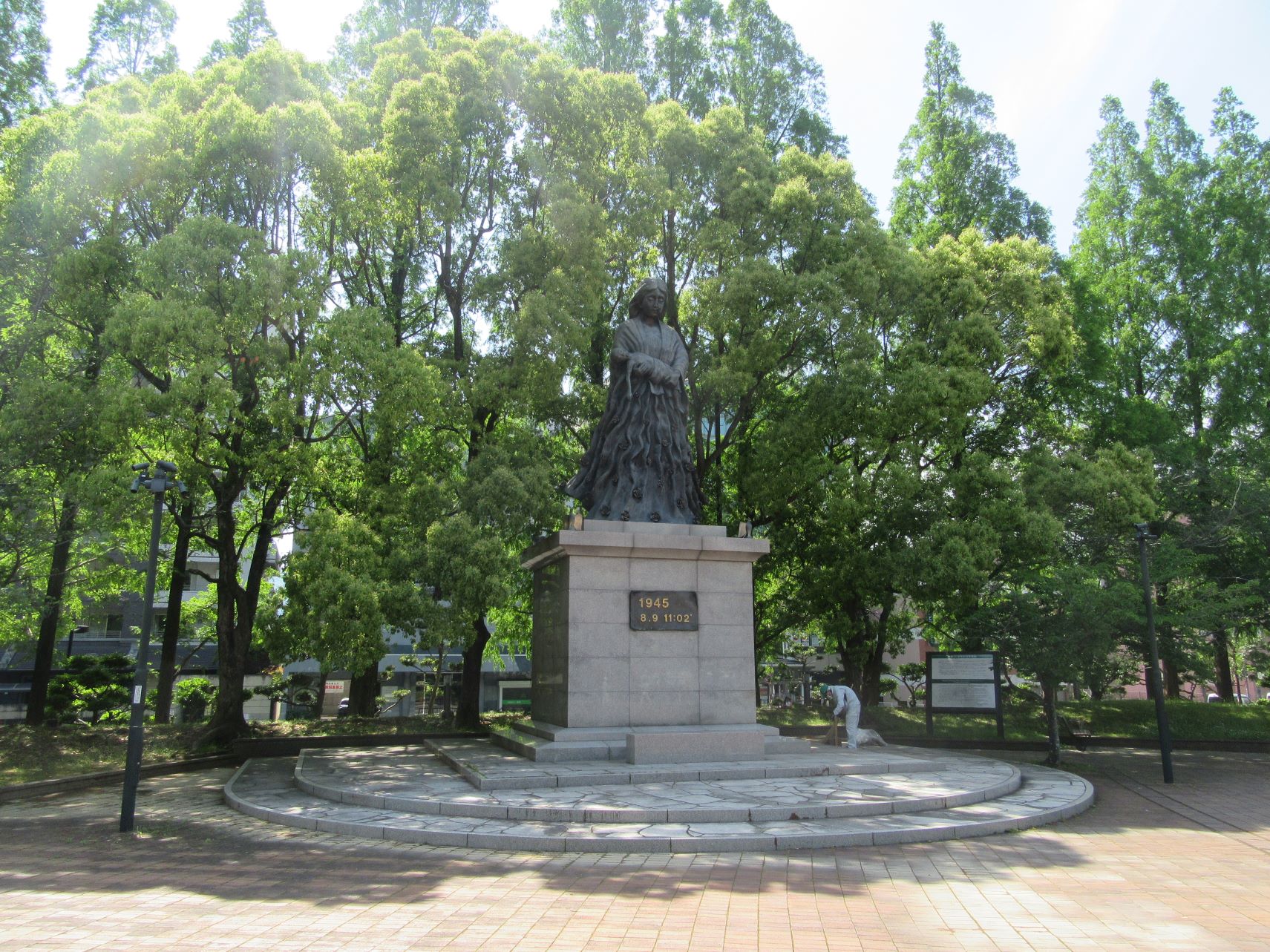 長崎市の爆心地公園にある母子像。