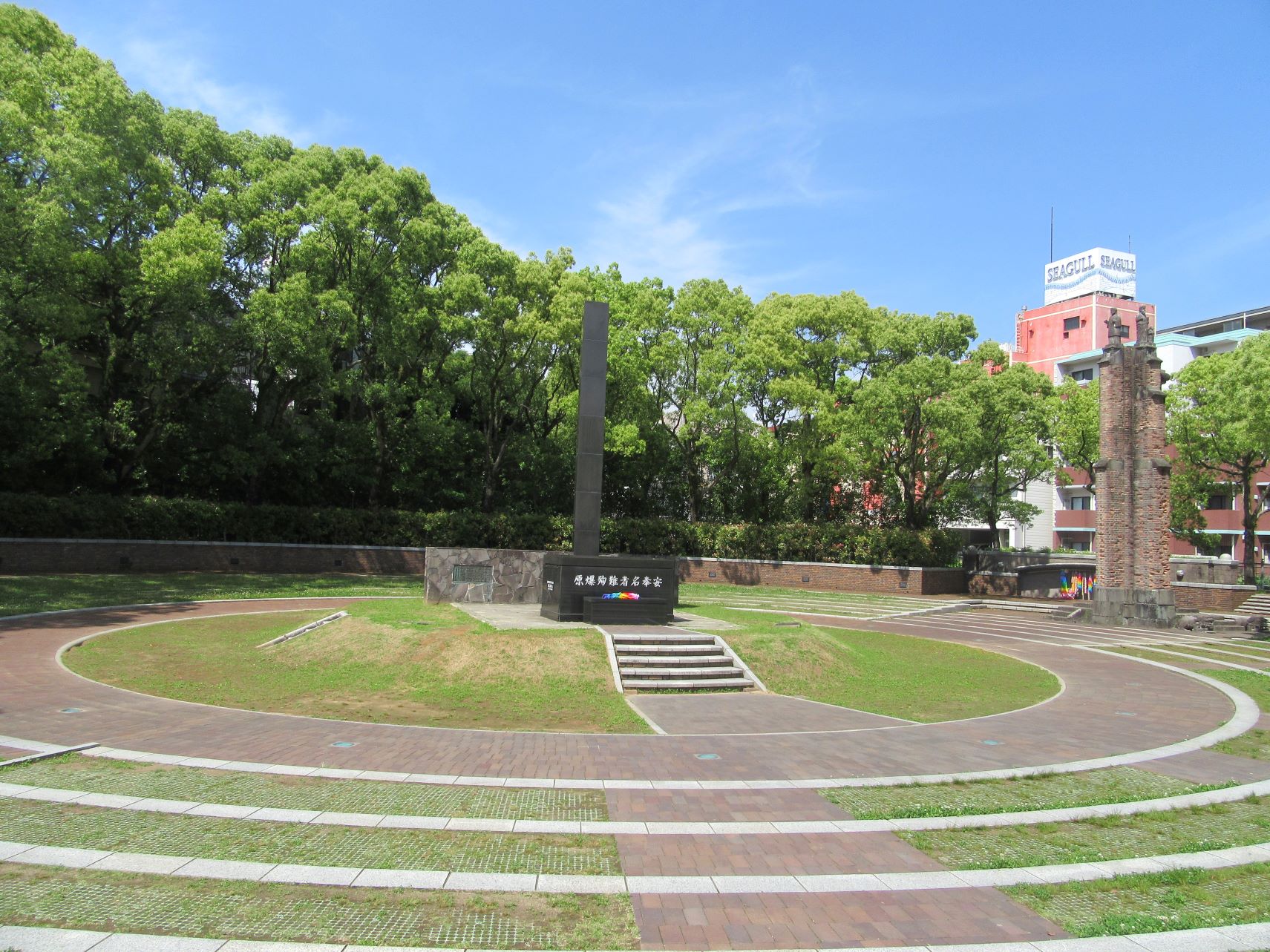 長崎市の爆心地公園の原子爆弾落下中心地碑。