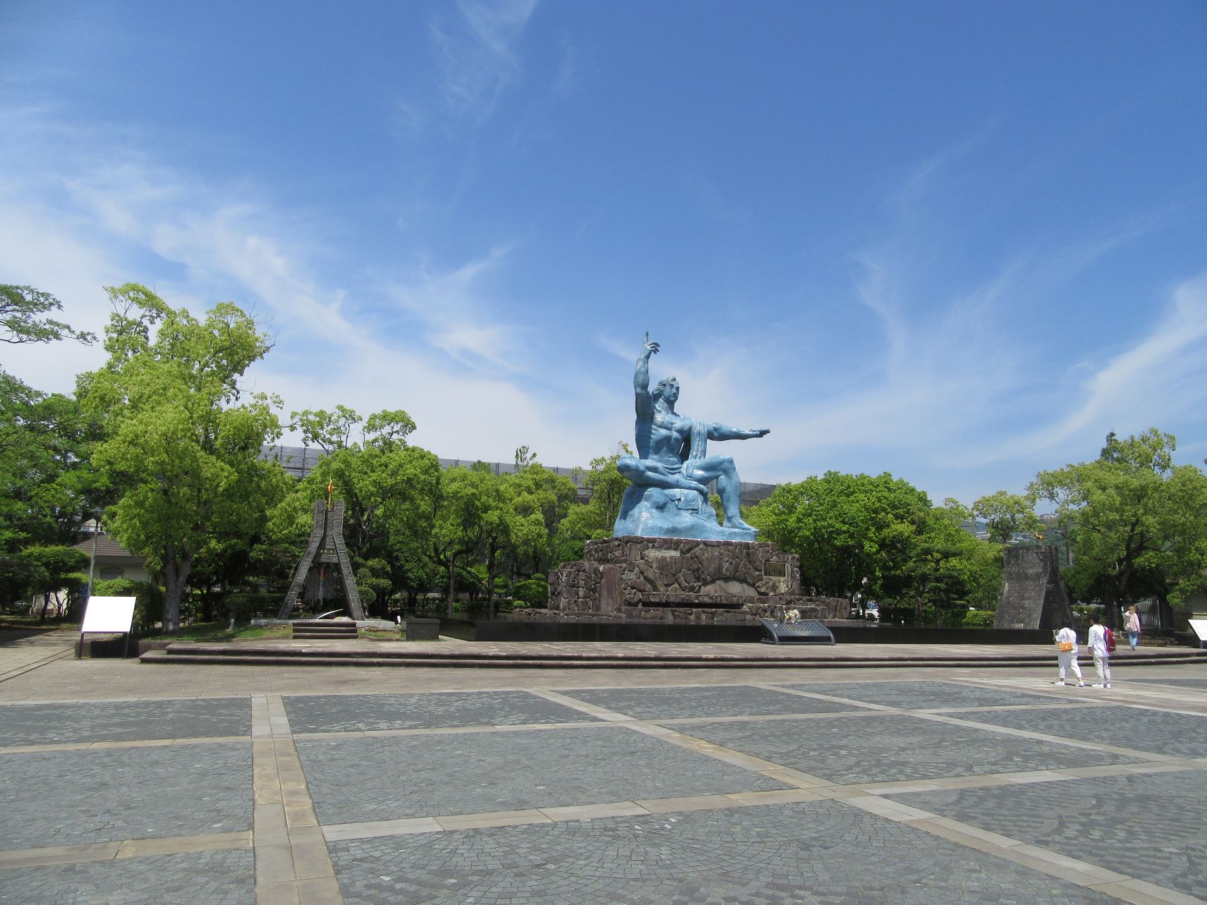 長崎市平和公園にある平和祈念像。