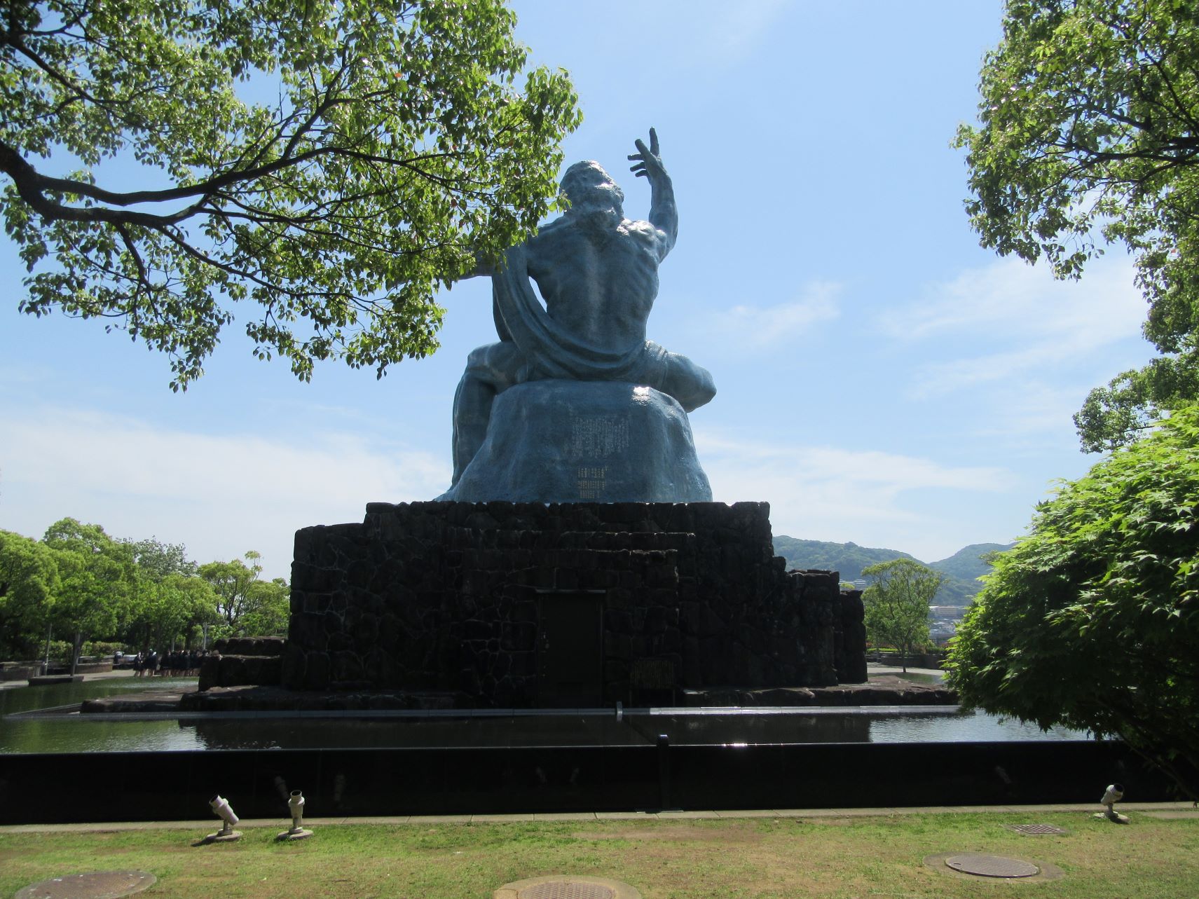 長崎市の平和祈念像の背中。