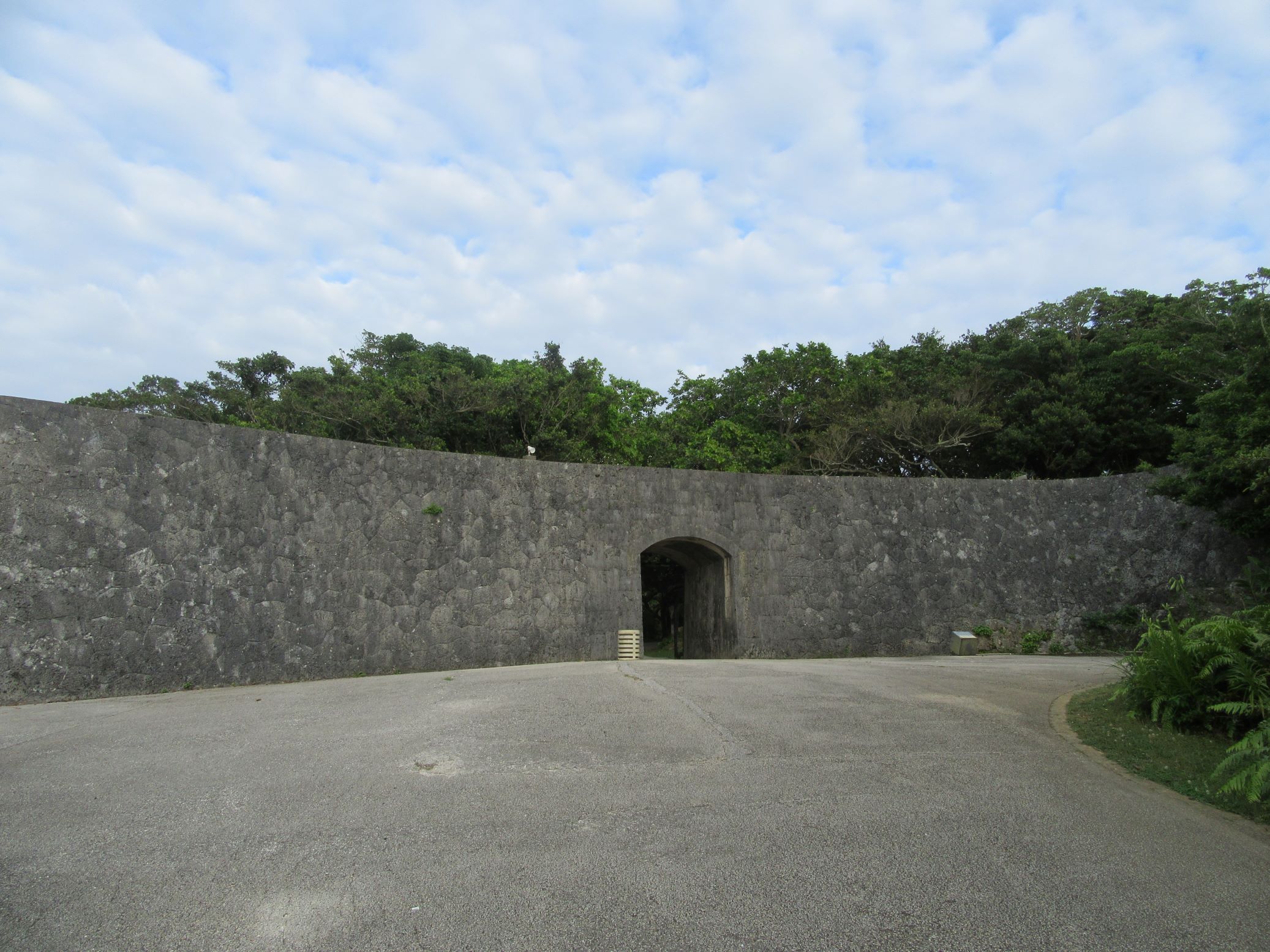首里城の城壁と、トンネル。