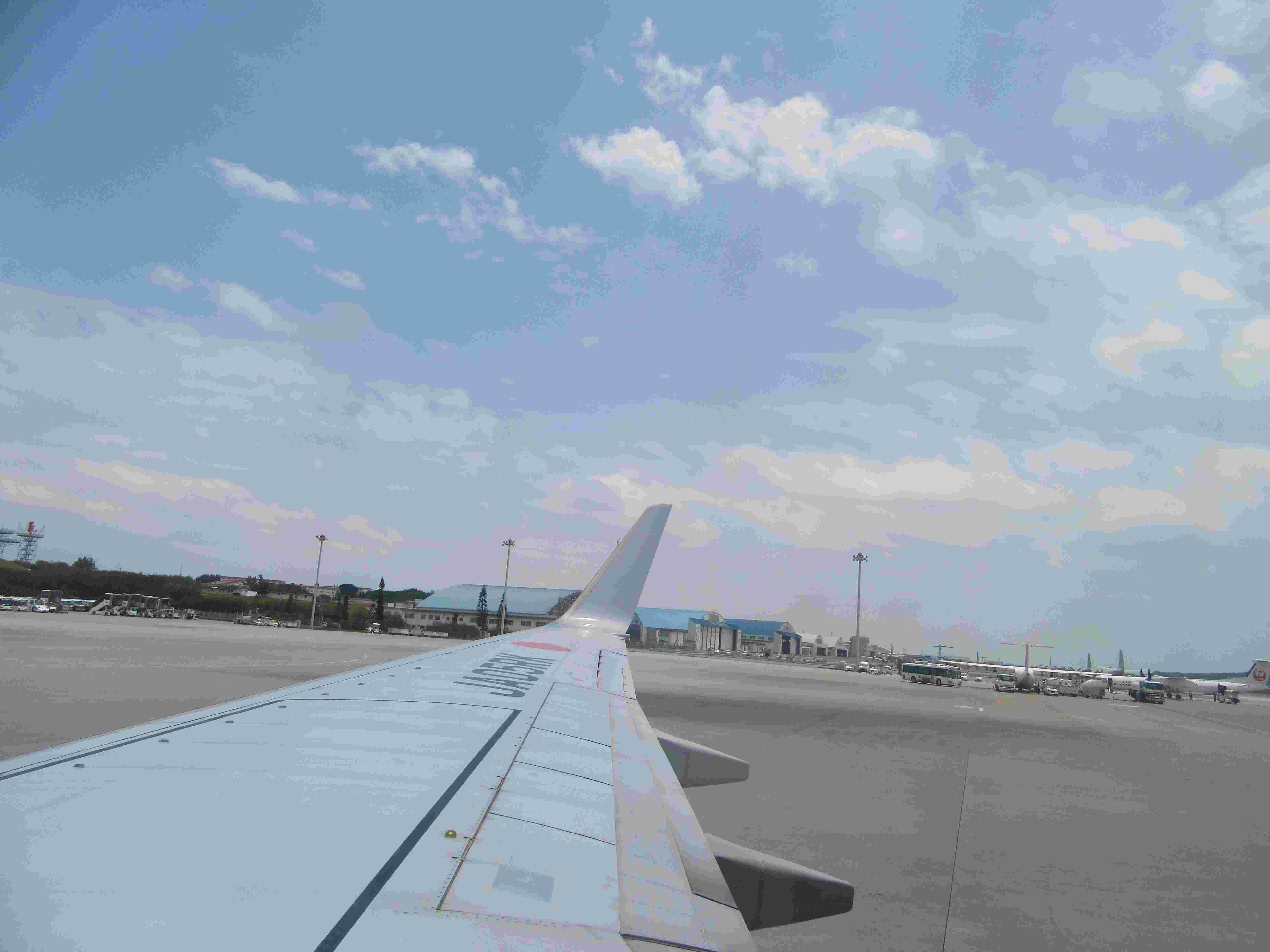 那覇空港から離陸する飛行機。