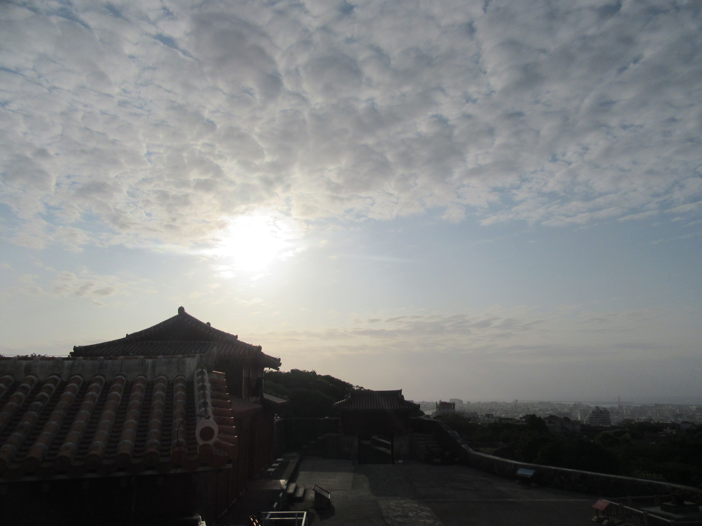 首里城と、太陽。