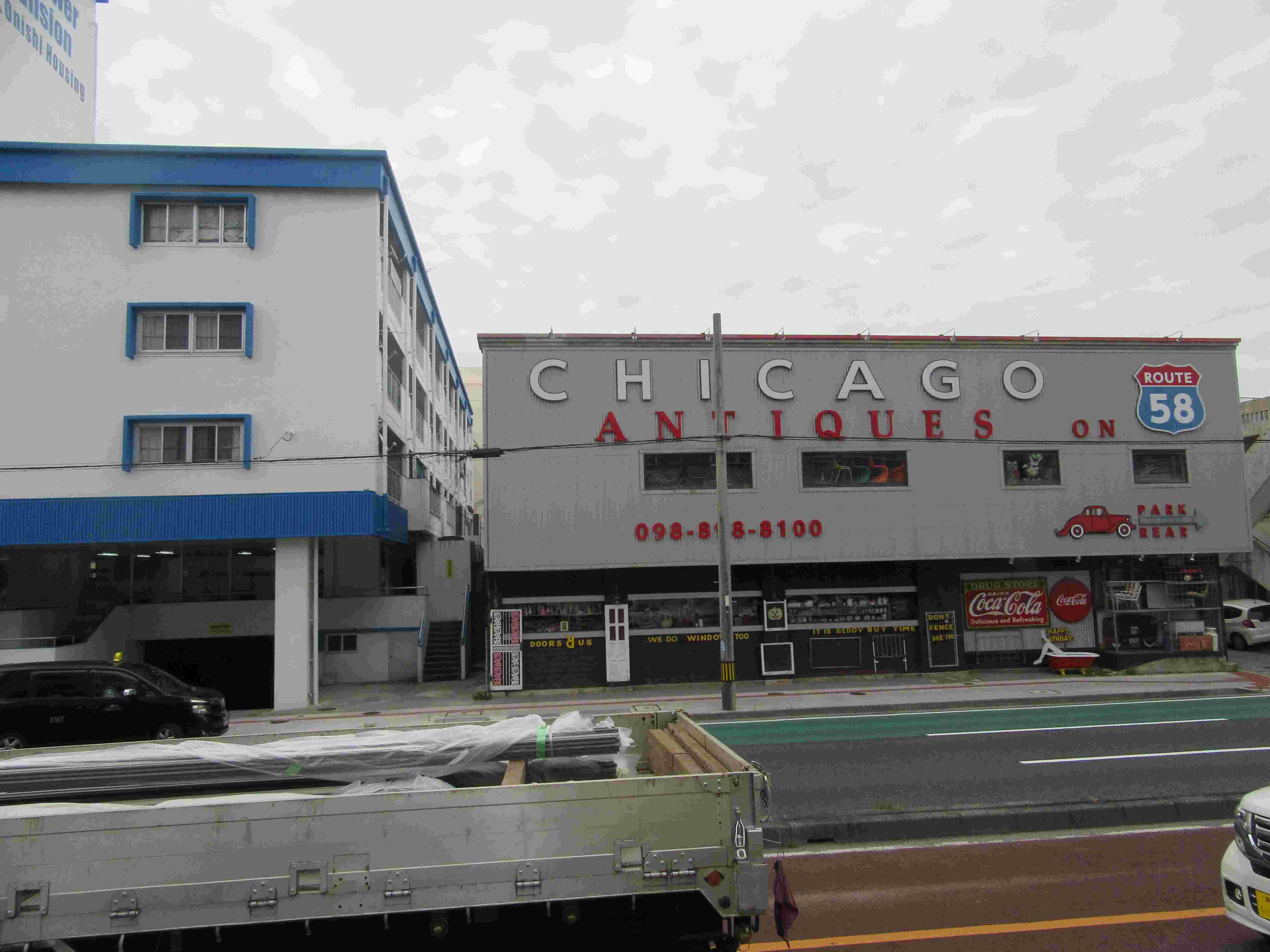 沖縄県宜野湾市の、『CHICAGO ANTIQUES』というアンティークショップ。