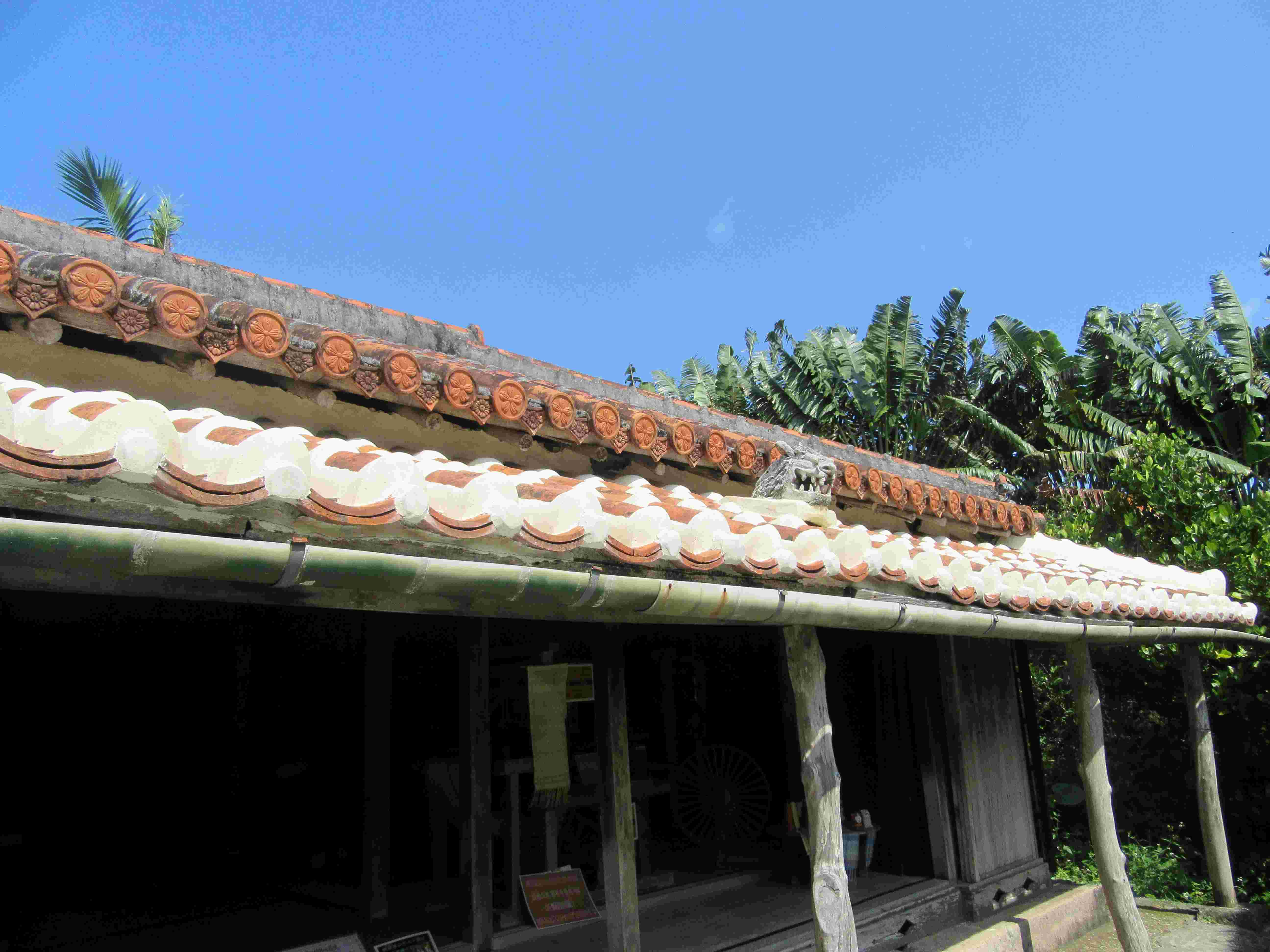 琉球村の古民家の屋根。