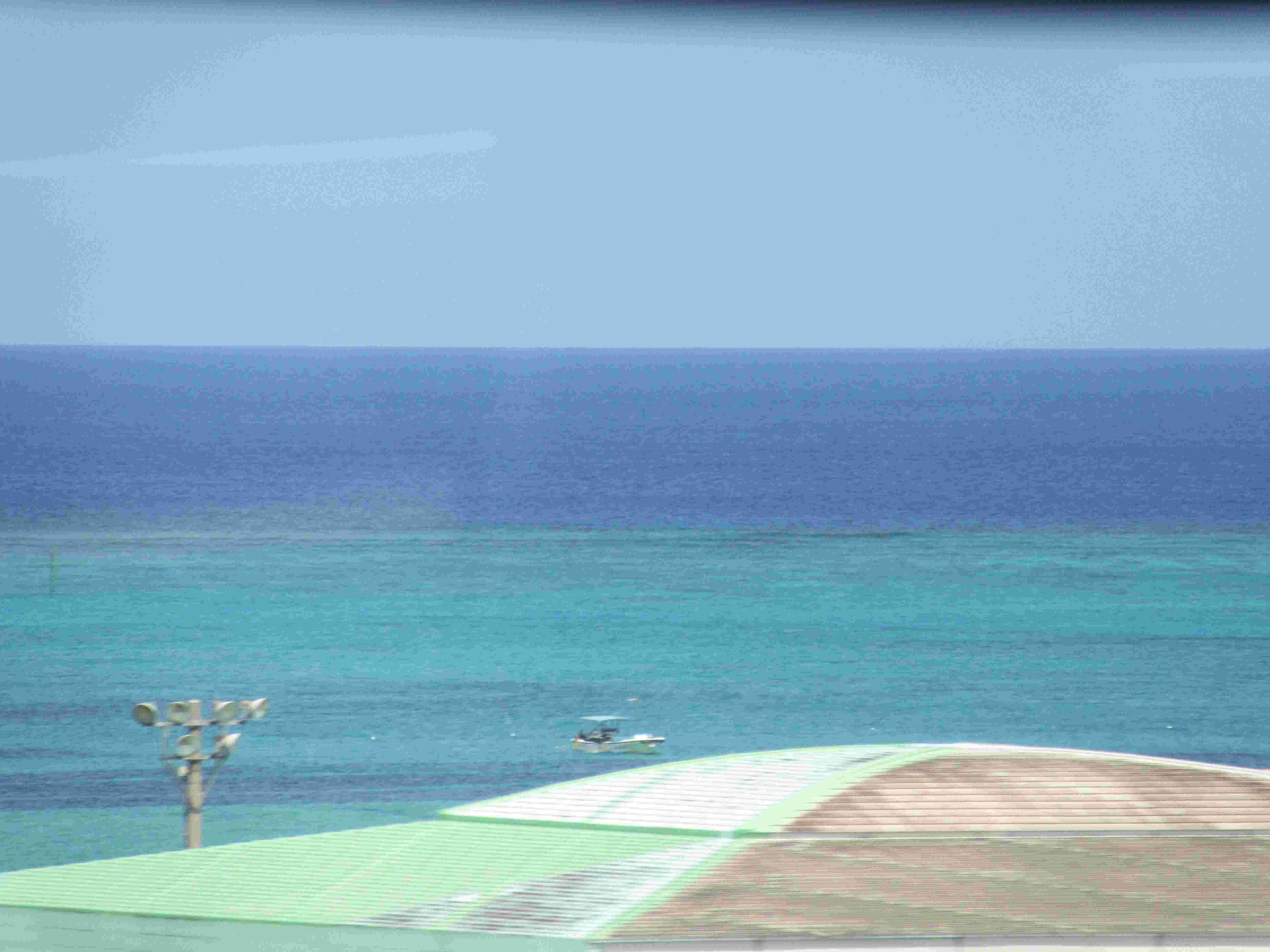 バスの車窓から見える、沖縄の海。