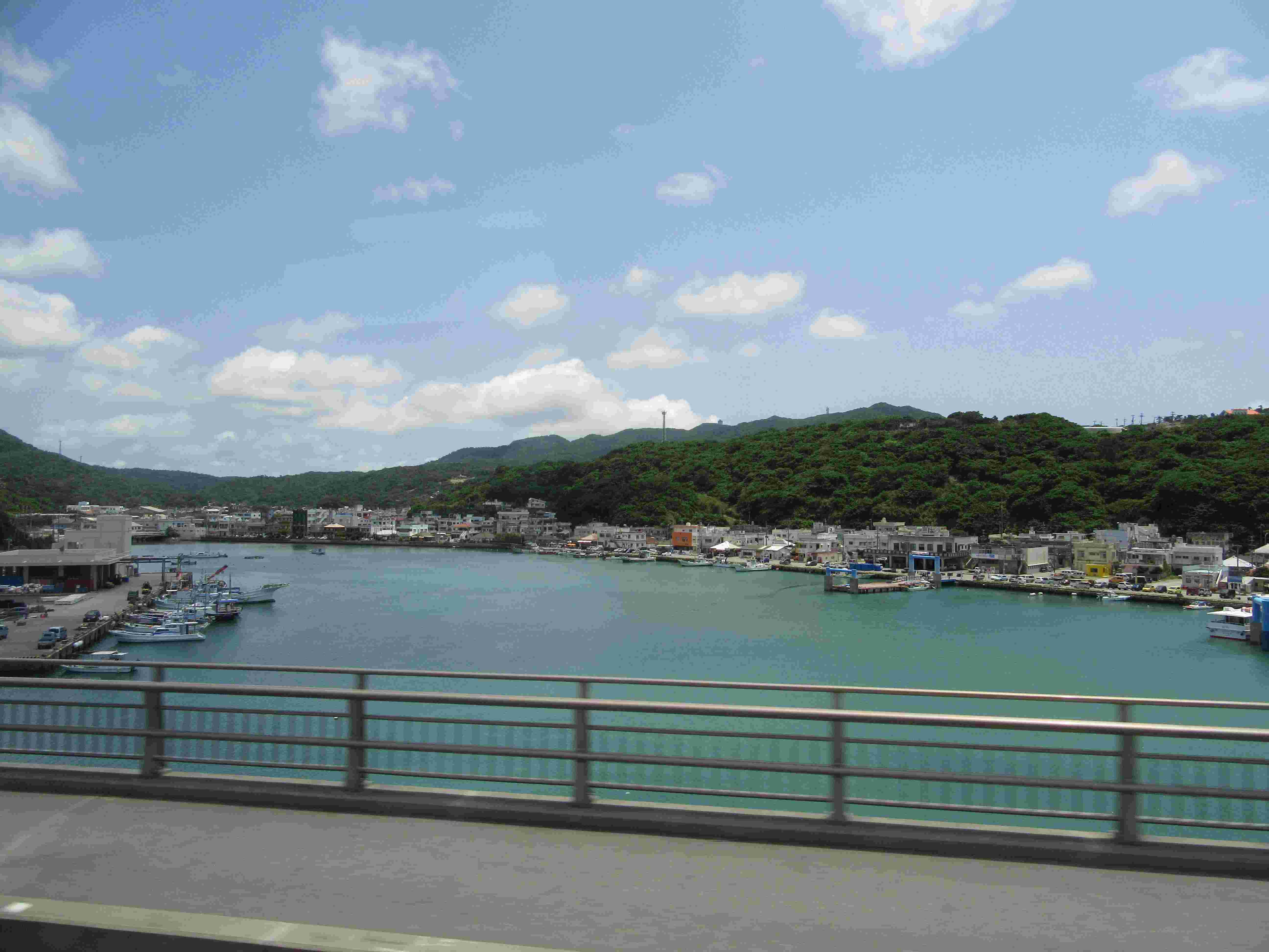 沖縄の漁港らしき風景。