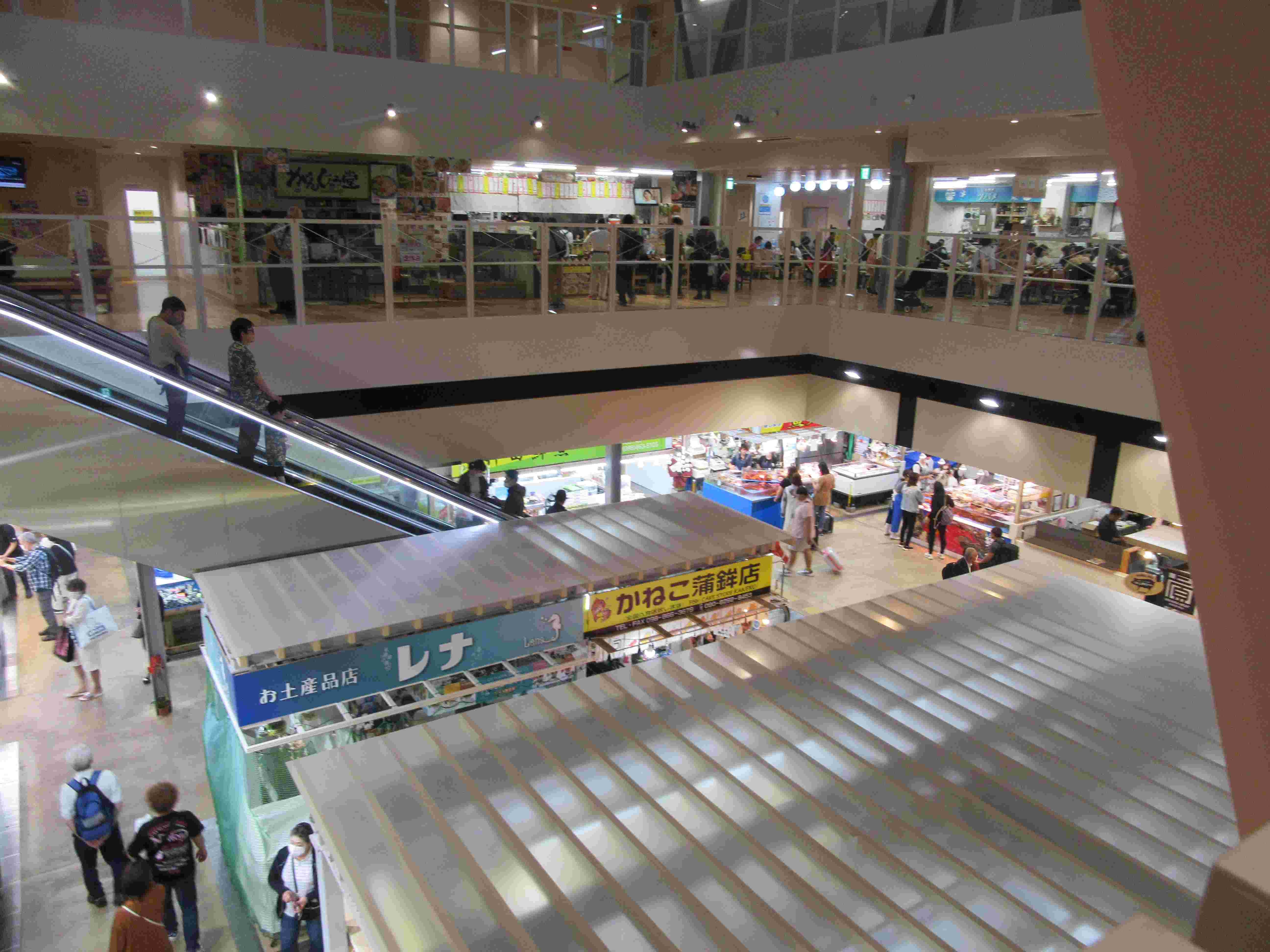 那覇市第一牧志公設市場の内部。リニューアルされており、エスカレーターがある。
