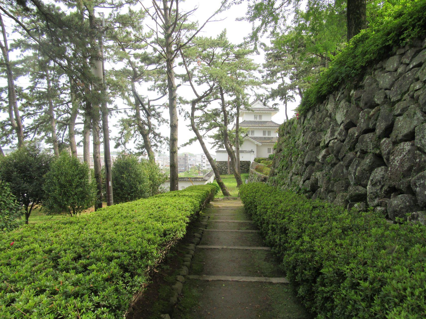 長崎県島原市の島原城で撮影した、小径です。石垣と木々と、奥の建物のバランスが良いですね。