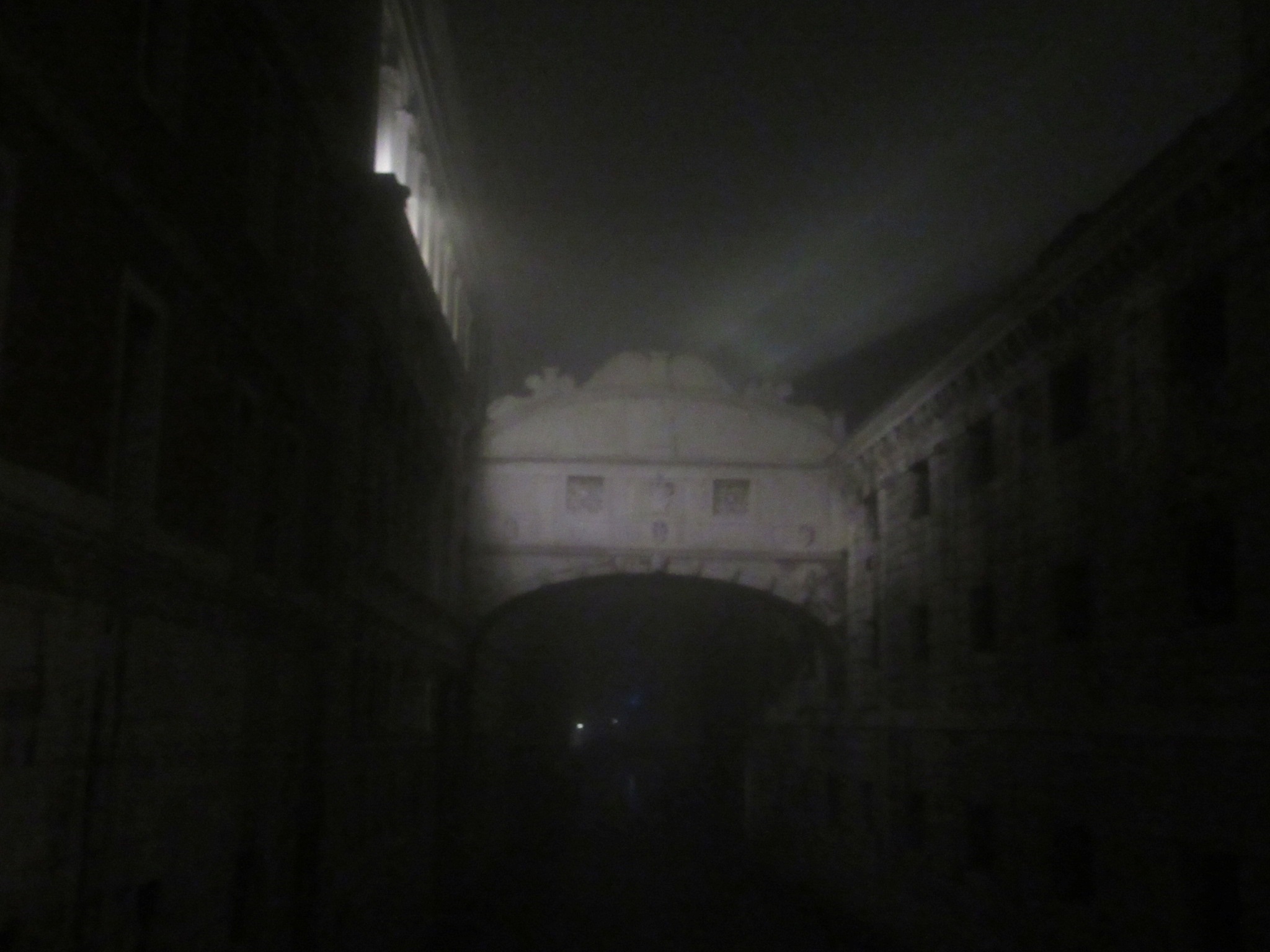 夜霧のため息橋。