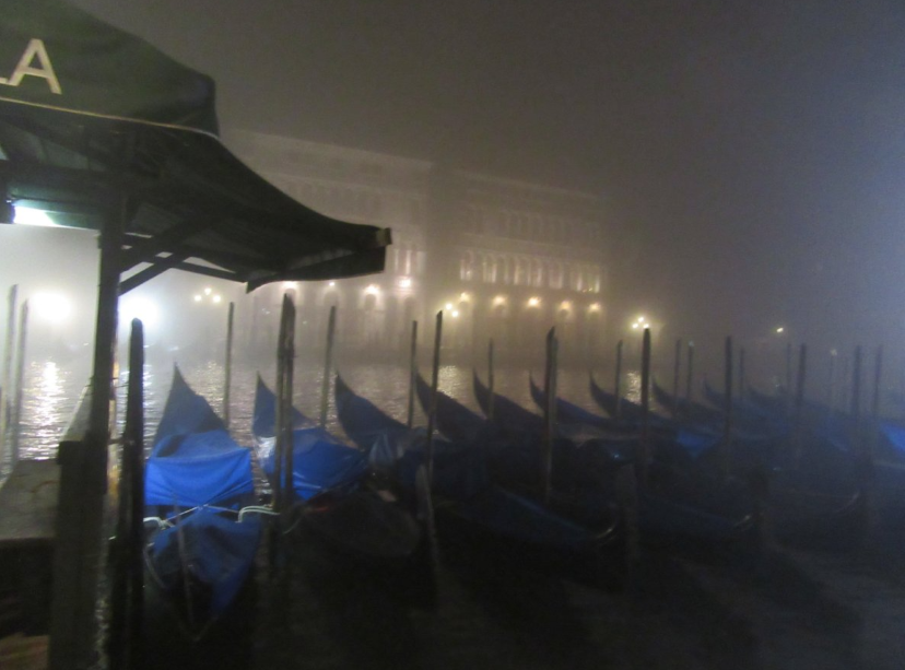 ヴェネツィアで、夜霧の中にあるゴンドラ。