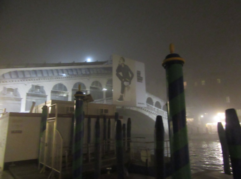 山田隆一がイタリア・ヴェネツィアに留学した際の、夜霧に囲まれたリアルト橋の写真です。