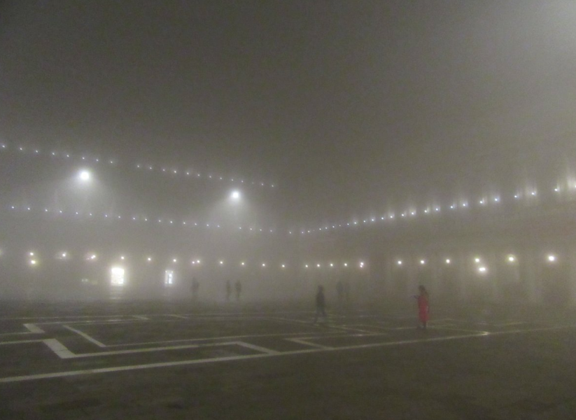 山田隆一がイタリア・ヴェネツィアに留学した際の、夜霧にまみれたサン・マルコ広場の写真です。