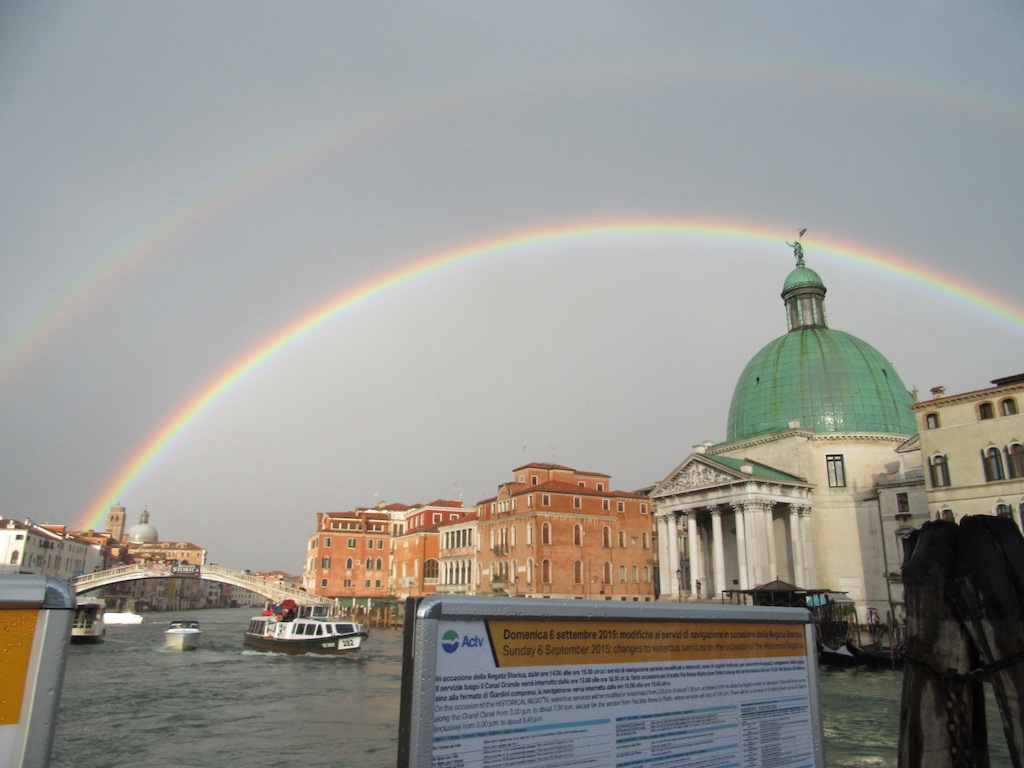 イタリアのヴェネツィアにあるサンタ・ルチーア駅前での虹。